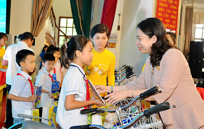 Phó Chủ tịch nước Võ Thị Ánh Xuân tặng quà trẻ em khó khăn tại Hải Dương